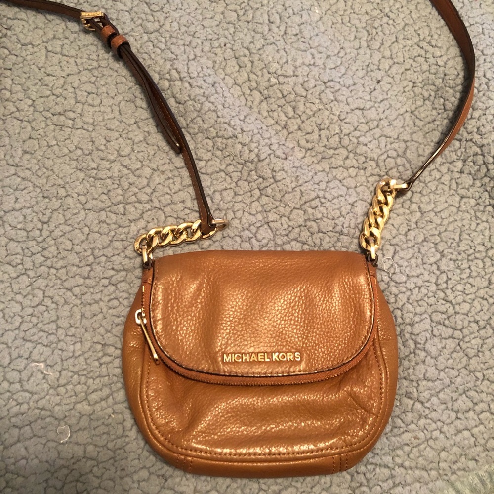 Michael kore cross body.